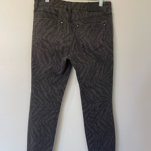 LOW RISE BLACK ZEBRA JEANS FROM DKNY JRANS SIZE 04 - Picture 9 of 10